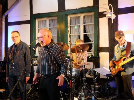 Die Joe-Cocker-Coverband spielte im Himmeroder Hof.  							Foto: Wolfgang Henry